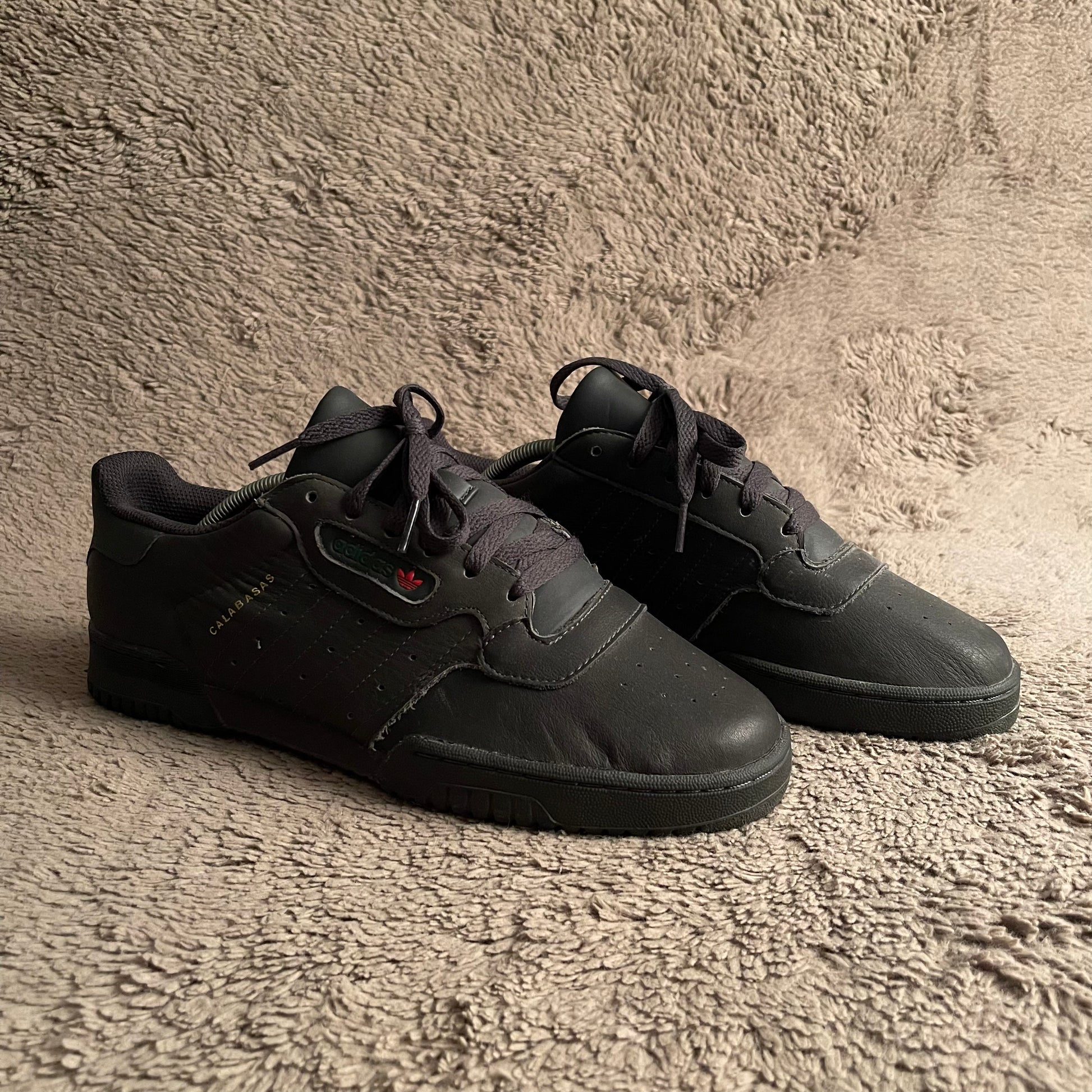Compasión Limitado Lo dudo YEEZY Powerphase Calabasas "Core Black" Sneakers (US 11) – ThriftsomeDXB